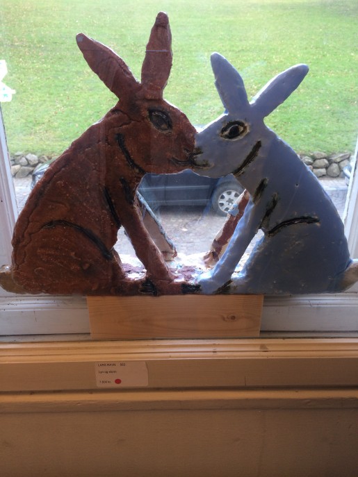 Et par af Lars Ravns kaniner i en vindueskarm. 