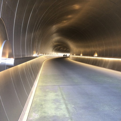 En tunnel, kun for fodgængere og museets egne små el-biler, fører fra p-plads og café op til selve museet.